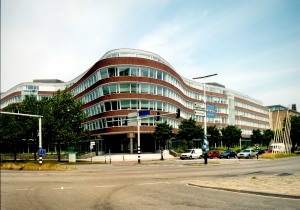 Het Provinciehuis vanaf hoek Koningskade en Zuid-Hollandlaan, tegenover het Malieveld in Den Haag (van website PZH).
