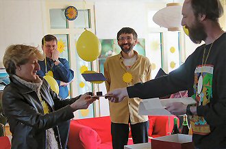 Unique agreement between tenants and housing association: symbolic transfer of 6 solar panels (EURO 3.529,51) to complex owner for only EURO 1,-- in exchange for right of consumption of energy produced by the PV-system. Symbolized by handing over a hand-made "solar panel" to manager Rita Schoen by our (former) chairman Peter Koomen.